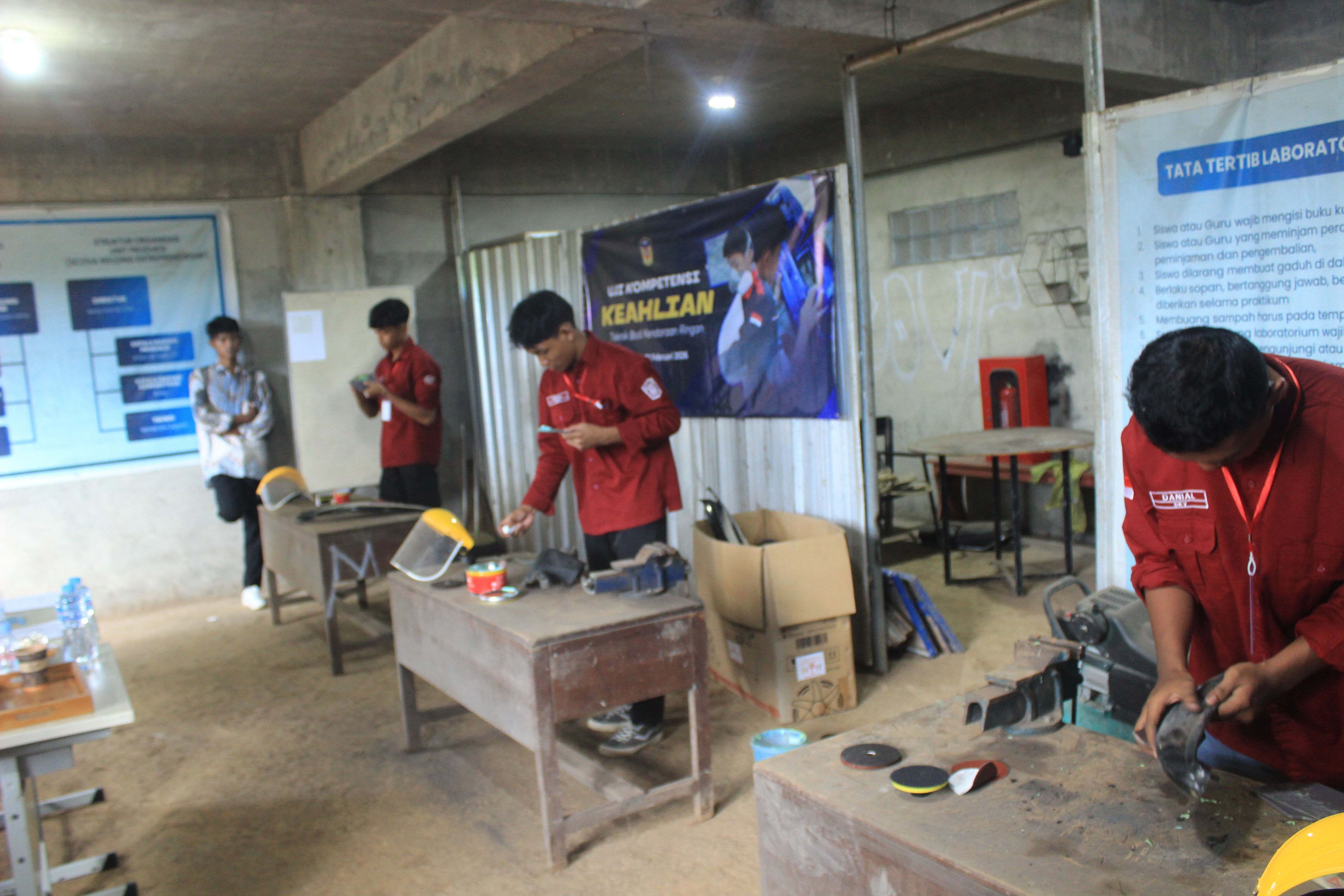 Foto Teknik Bodi Kendaraan Ringan