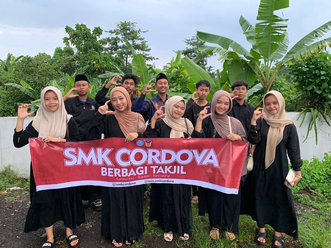 SMK Cordova Gelar Aksi Berbagi Takjil di Jembatan Wiroguno